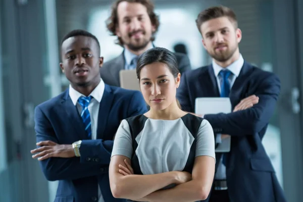 Anyconv.com Hommes Affaires Confiants Debout Dans Bureau Min